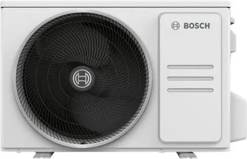 Bosch Klimagerät, Außeneinheit mit einem großen Ventilator auf der Vorderseite, in einem kompakten weißen Gehäuse.